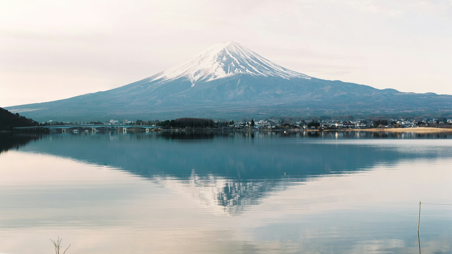 富士山与湖面倒影，示例照片